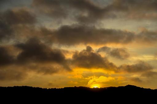 夜明けの雲 夜明け,太陽,不気味の写真素材
