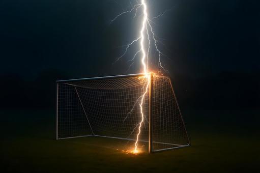 落雷するサッカーゴール 落雷するサッカーゴールの写真