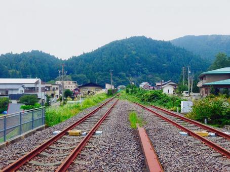 樽見駅のホームから伸びる線路を望むの写真