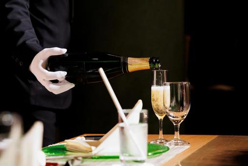 シャンパンを注ぐ シャンパン,注ぐ,グラスの写真素材