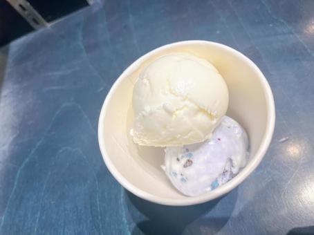 アイスクリーム アイスクリーム,2種類,バニラアイスの写真素材