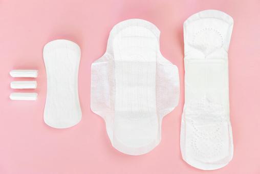 並んだ生理用ナプキンとタンポン 生理,月経,生理用品の写真素材