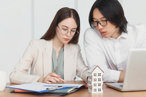 話し合いする男女 保険業,事務職,接客業の写真素材