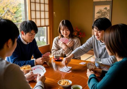 若者が和室でカードゲームを楽しむ様子 若者が和室でカードゲームを楽しむ様子の写真