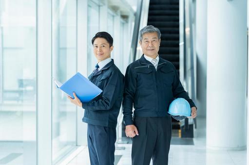 現場で打ち合わせする作業服のビジネスマン 現場で打ち合わせする作業服のビジネスマン 作業服,ビジネスマン,ヘルメットの写真素材