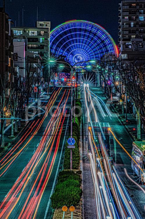 夜の観覧車と道路、車の軌道、縦画像 観覧車,夜景,車の写真素材