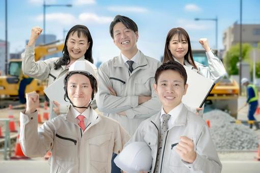 工事現場と笑顔の作業員チーム 作業員,建築作業員,建設作業員の写真素材