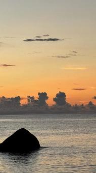 沖縄の夕日 (シーサー雲)の写真