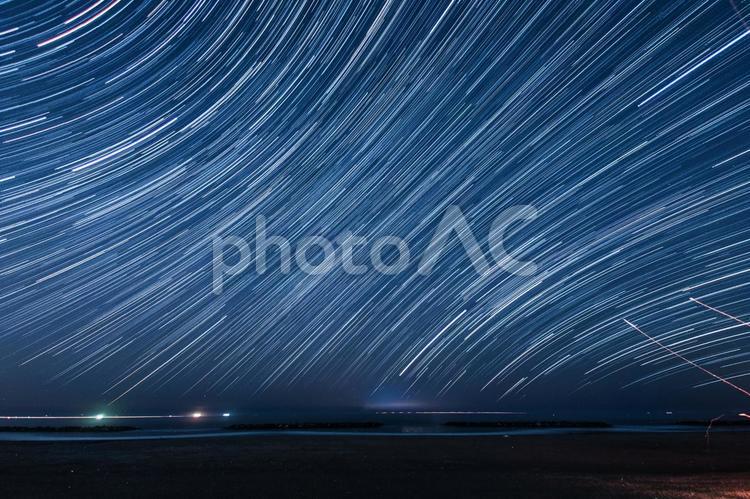 120分間の星の軌跡（仙台荒浜海岸） 星の軌跡,長時間露光,荒浜海岸の写真素材