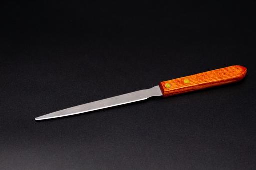 黒背景にペーパーナイフ ペーパーナイフ,手紙,書類の写真素材