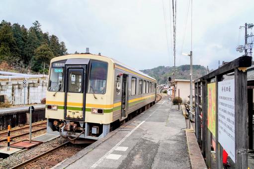 木次線・奥出雲の出雲横田駅に停車する列車 木次線・奥出雲の出雲横田駅に停車する列車の写真