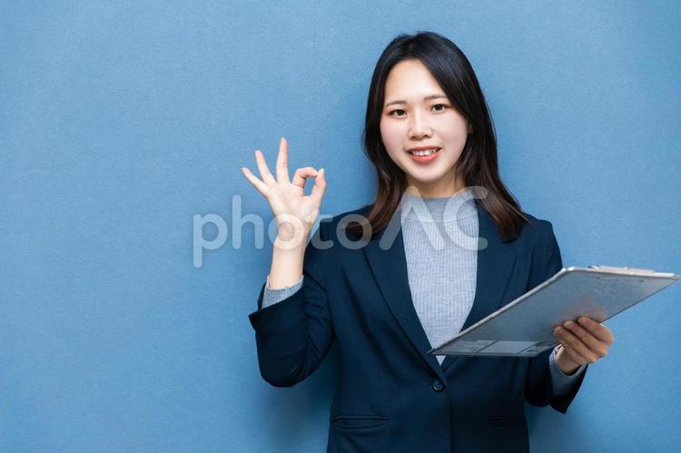 OKサインするビジネスウーマン ジェスチャー,ポイント,okの写真素材
