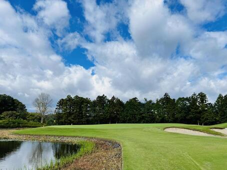 池とバンカーのあるグリーン ゴルフ場,ゴルフコース,グリーンの写真素材