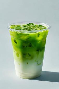 透明なカップで楽しむ、冷たい抹茶ラテ 透明なカップで楽しむ、冷たい抹茶ラテの写真
