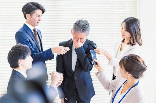 号泣記者会見をする男性 号泣記者会見をする男性 釈明,女性,失敗の写真素材