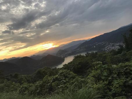 山と湖を染める夕焼けの風景 山と湖を染める夕焼けの風景 夕焼け,山脈,湖の写真素材