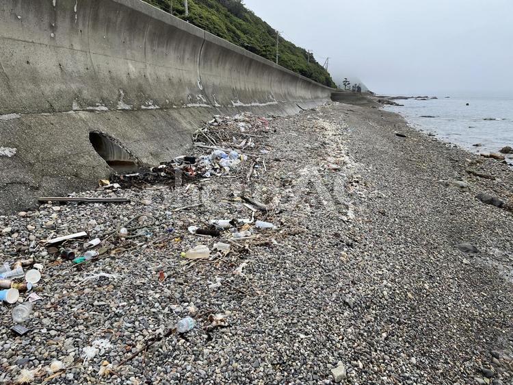 海岸に溜まるゴミ 海,霧,曇天の写真素材