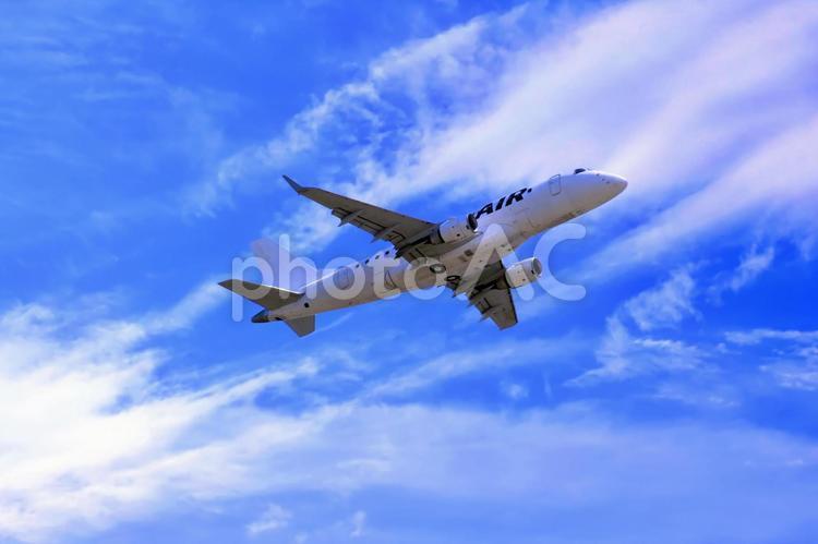 ジェット旅客機と青空・雲 飛行機,航空機,ジェット機の写真素材