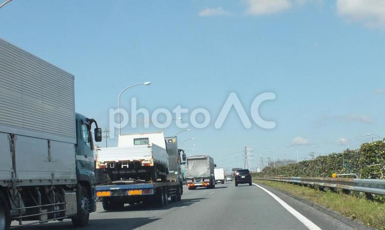 トラックの行列が続く東名高速道路 トラック,列,行列の写真素材