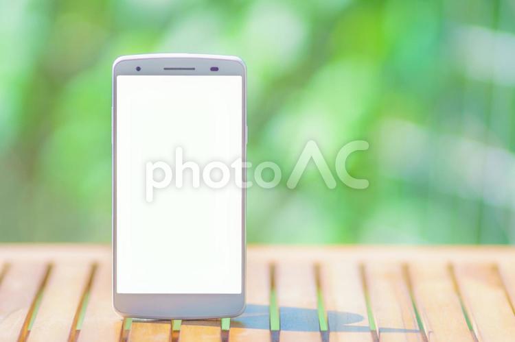 緑背景とスマートフォン スマホ,スマートフォン,さわやかの写真素材
