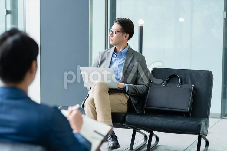 外出先で仕事するビジネスマン 日本人,人物,男性の写真素材