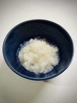 青い器と新鮮な大根おろし 青い器と新鮮な大根おろし 大根おろし,大根,野菜の写真素材
