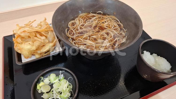 そばとかき揚げと大根おろし そば,蕎麦,立ち食いの写真素材