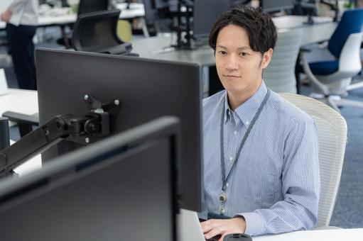 オフィスカジュアルの若い男性エンジニア オフィスカジュアルの若い男性エンジニア ビジネス,オフィス,エンジニアの写真素材