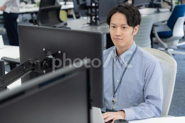 オフィスカジュアルの若い男性エンジニア ビジネス,オフィス,エンジニアの写真素材