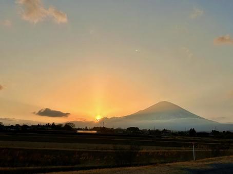 ご利益　夕焼けと富士山のシルエット② 風景,自然,朝焼けの写真素材