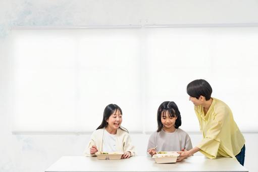 お弁当を差し出す女性 家族,食事,子どもの写真素材
