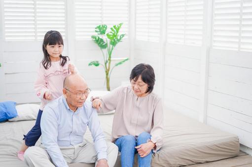 祖父母の家にお泊りをする小さな女の子 外出,老人,手の写真素材
