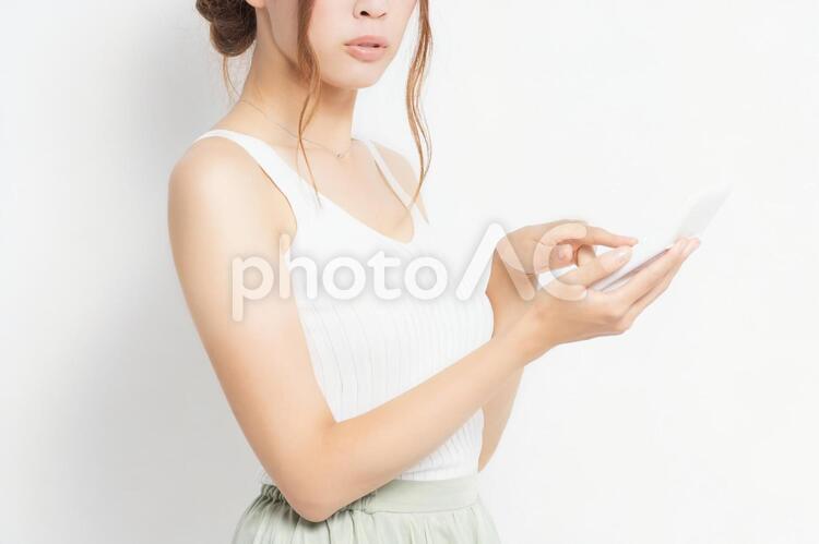 計算機を手に持つ若い女性 女性,ビジネス,計算の写真素材