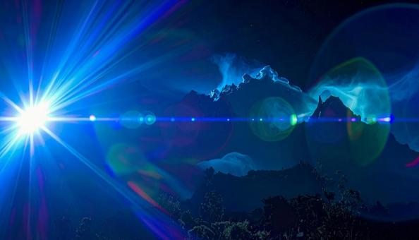 強烈な光線とレンズフレアの夜景の写真