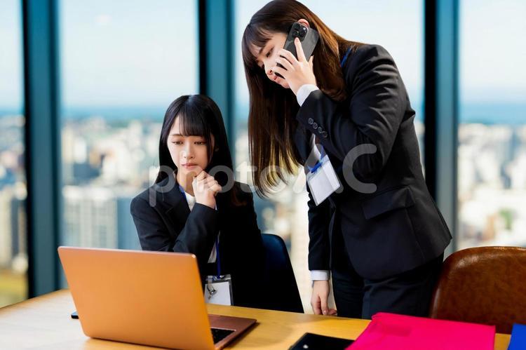 トラブル対応を電話で確認する女性 女性,ビジネス,ビジネスウーマンの写真素材