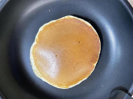 フライパンに乗ったホットケーキパンケーキ フライパンに乗ったホットケーキパンケーキの写真
