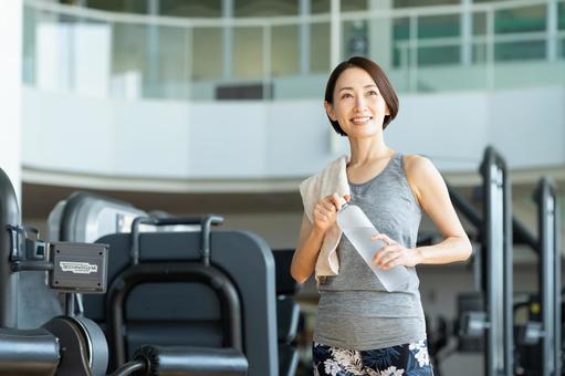 ジムでトレーニングするミドルの女性 ジム,フィットネス,トレーニングの写真素材