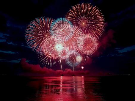 海の上での打ち上げ花火 海の上での打ち上げ花火の写真
