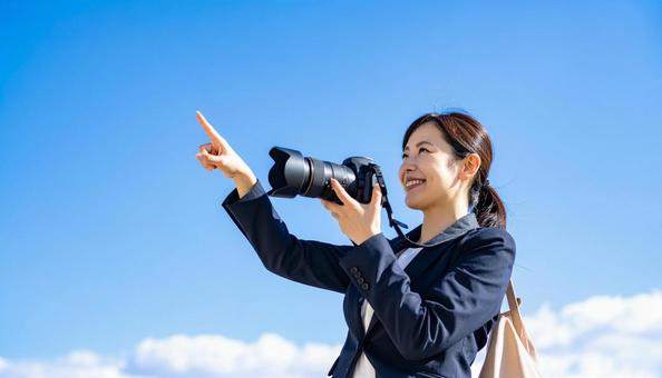 レンズを向ける日本人女性カメラマン レンズを向ける日本人女性カメラマンの写真