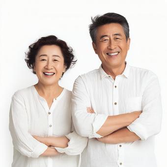 明るい笑顔のシニア夫婦の写真