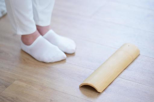 足元と床に置かれた竹製の健康器具 足元と床に置かれた竹製の健康器具 1人,40代,50代の写真素材