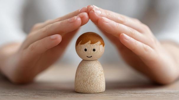 手のひらに収まる、温かい家族の象徴 手のひらに収まる、温かい家族の象徴の写真