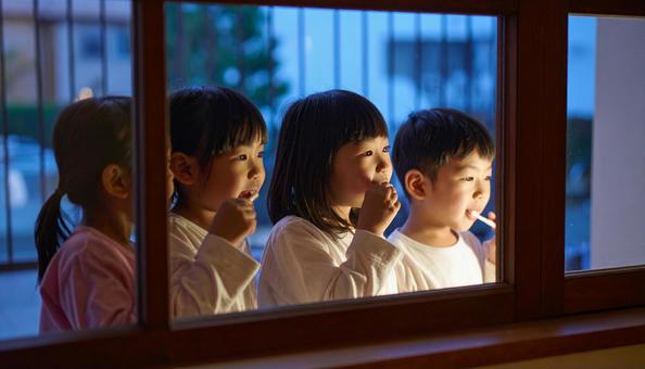 お泊り保育で一緒に歯磨きをする園児たち お泊り保育で一緒に歯磨きをする園児たちの写真