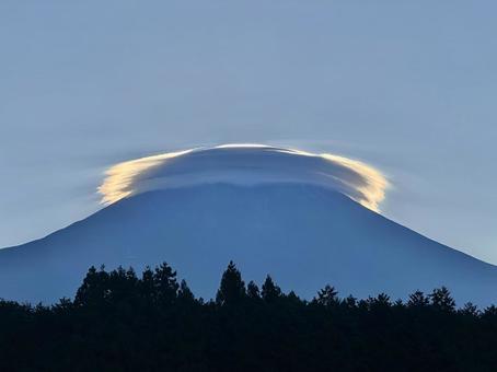 富士山と太陽に照らされる雲 富士山と太陽に照らされる雲 富士山,笠雲,雲の写真素材