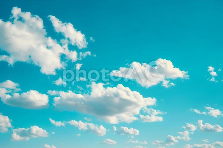青空と白い雲の清々しい風景 青空,雲,晴天の写真素材