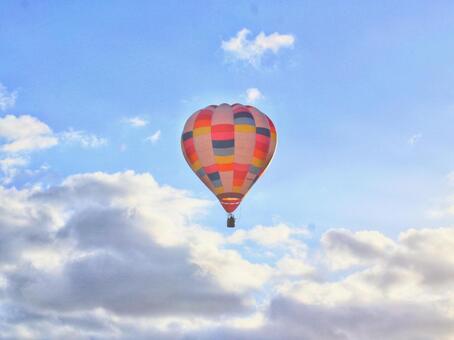 雲を超える気球 熱気球,雲間,気球の写真素材