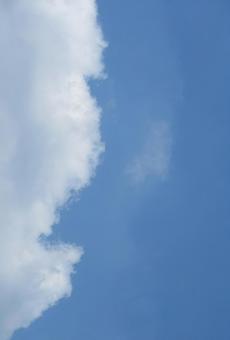あくびをする白い顔の形の雲 あくびをする白い顔の形の雲の写真