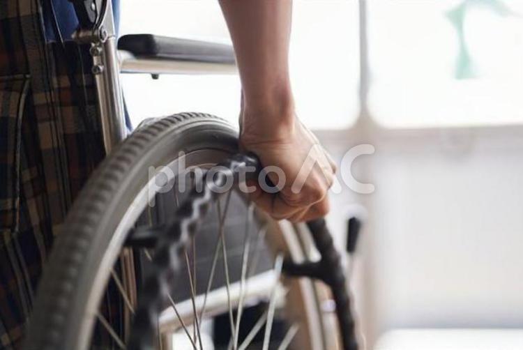 車椅子に乗る高齢者の手元 の写真