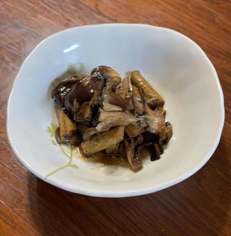 舞茸とごぼうのバルサミコ酢炒め 舞茸とごぼうのバルサミコ酢炒め 舞茸,ごぼう,バルサミコの写真素材