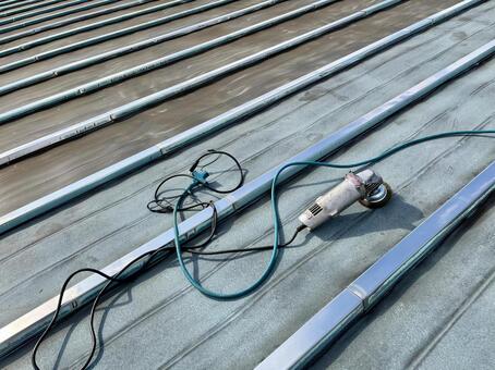 鋼板屋根のケレン様子 鋼板,屋根,ケレンの写真素材